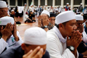 Protesters pray during a rally against Jakarta incumbent governor Basuki Tjahaja Purnama inside Istiqlal mosque in Jakarta, Indonesia, February 11, 2017. <br />
 <br/>Reuters/Beawiharta