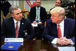 Pres. Donald Trump in a discussion with National Sheriffs' Association president Greg Champagne at the White House <br/>Facebook/Greg Champagne