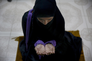 Indian Muslim woman Shagufta Sayyd prays in Mumbai, India. AP Photo/Rafiq Maqbool <br/>