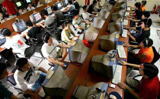 An Internet cafe in Beijing, China. From 420 million today, China could have as many as 750 million people online by 2015, according to a report released by world-renown consulting firm McKinsey & Company, which reveals all the more urgent for Chinese churches to develop internet ministries. <br/>AP