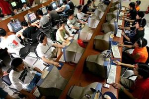 An Internet cafe in Beijing, China. From 420 million today, China could have as many as 750 million people online by 2015, according to a report released by world-renown consulting firm McKinsey & Company, which reveals all the more urgent for Chinese churches to develop internet ministries. <br/>AP