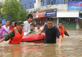 Paramilitary policemen help move local residents trapped during a flood to a safe area in Tongzi county, southwest China's Guizhou province, July 30, 2007. <br/>(China Daily/Reuters)