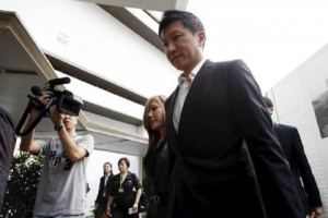 City Harvest Church founder Kong Hee (R) and his wife Sun Ho, also known as Ho Yeow Sun, arrive at the State Courts in Singapore.  <br/>Reuters/Edgar Su