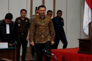 Jakarta's Governor Basuki Tjahaja Purnama, also known as Ahok, walks inside thecourtroom as arrives for his blasphemy trial at the auditorium of the Agriculture Ministry, in Jakarta, Indonesia.  <br/>Reuters/Beawiharta