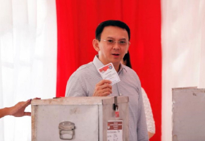 Incumbent Governor Basuki “Ahok” Tjahaja Purnama casts his vote in the Jakarta governor election in North Jakarta, Indonesia April 19, 2017.  <br/>Reuters/Darren Whiteside