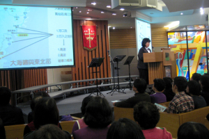 Chairman of the event Mrs. Fan Chan led the believers in prayer. <br/>Sharon Chan