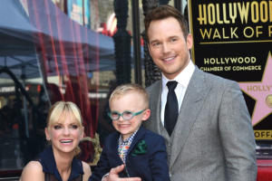 Chris Pratt appears with his family at the Hollywood Walk of Fame Ceremony <br/>KEVORK DJANSEZIAN/GETTY