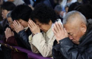 Believers take part in a weekend mass at an underground Catholic church in Tianjin November 10, 2013.  <br/>Reuters/Kim Kyung-Hoon