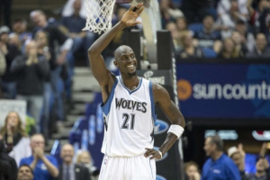 Minnesota Timberwolves forward Kevin Garnett (21) smiles and waves to fans in the second half against the Washington Wizards at Target Center. The Timberwolves won 97-77.  <br/>Jesse Johnson-USA TODAY Sports