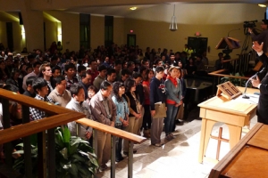 On Friday night, over 900 people gathered in the First United Methodist Church, and it was recorded that around 360 people came forward during the altar call for those who wish to commit their lives to Christ, respond to God’s calling, or to strengthen their faith. <br/>Yi-Hwa Chu 