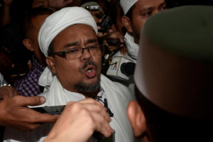 Leader of hardline Muslim group Islamic Defenders Front (FPI) Rizieq Shihab walks to meet the call of the Criminal Investigation Police during an investigation of Jakarta Governor Basuki Tjahja Purnama in Jakarta, Indonesia, November 3, 2016  <br/>Reuters