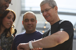 Tim Cook shows to employees the features of Apple Watch 3 <br/>