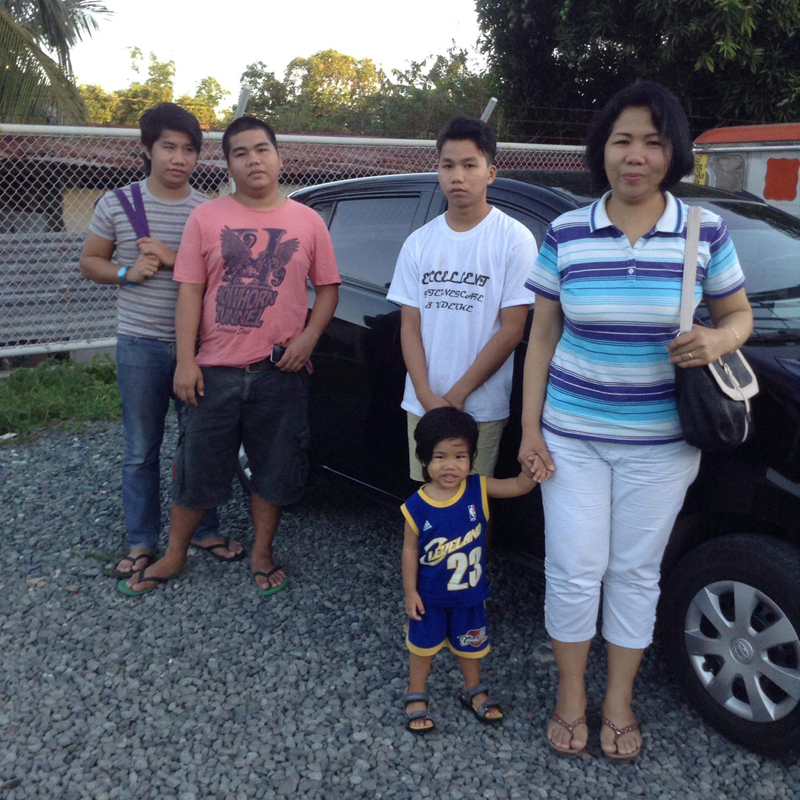 (Photo: Facebook)
Pastor Roger's family posing beside the car, Toyota Wigo