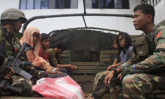 Philippine soldiers guarding members of the extremist Maute Group aboard a military vehicle in Marawi City <br/>Asia News