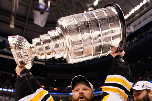 Boston Bruins goalie Tim Thomas raises up the Stanley Cup after his team defeated the Vancouver Canucks in Game 7 of the NHL Stanley Cup Final hockey playoff in Vancouver, British Columbia, June 15, 2011. <br/>Reuters / Mike Blake