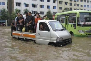 Local residents trapped during a flood are moved to a safe area in Tongzi county, southwest China's Guizhou province July 30, 2007. Deaths from floods, lightning and landslides across China this summer have reached nearly 700, state media said on Monday, with experts warning that global warming is likely to fuel more violent weather. <br/>(Photo: Reuters/China Daily)