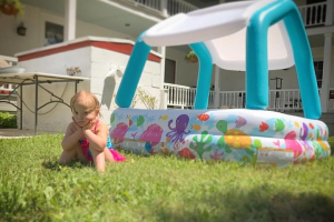Indy Feek sits by her kiddie pool <br/>Facebook