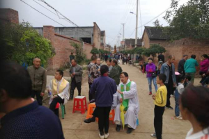 Security officers assaulted Frs. Chen Jun, Gao Binglong, Ma Ning, Shen Xuezhong and several church members protesting the demolition.<br />
 <br/>UCA News