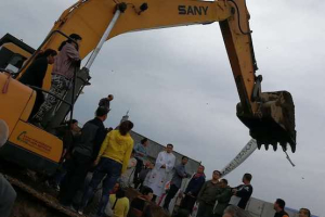 A priest and laypeople blocked heavy earthmoving equipment from destroying disputed church property in a diocese in China's north on Aug. 28.  <br/>UCA News