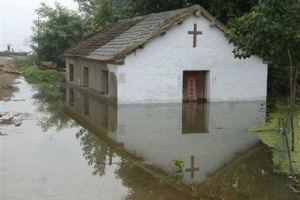 A church is submerged in flood water in Qianmiao village of Fengyang County, east China's Anhui province July 22, 2007. More than 100 people have died in floods and landslides in China, and tens of thousands have fled their homes in the east, where dykes are in danger of being breached by a swollen river. <br/>(Photo/AFP)