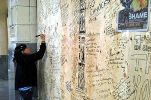Not only did thousands of people showed up with their cleaning tools, they’ve also wrote down words of love, criticizing the rioters’ behaviors and proclaiming the spirit of love for each other, on the temporary wooden boards used by The Hudson's Bay Company to cover up the broken glasses. <br/>