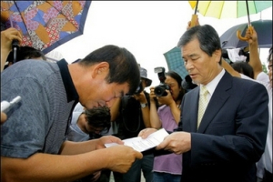 One of the family members of the South Koreans kidnapped in Afghanistan delivers a letter appealing for assistance to free the hostages to Sulaiman Lee Haeng Lae, Imam of Seoul Central Mosque. An Afghan negotiator has again ruled out an exchange of Taliban prisoners to free 21 South Korean hostages, whose families made a new appeal for their release. <br/>(Photo: AFP/ Choi Won-Suk)