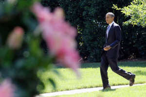 U.S. President Barack Obama walks in the Rose Garden of the White House as he prepares to board Marine One in Washington, June 30, 2011. <br/>Reuters / Jason Reed