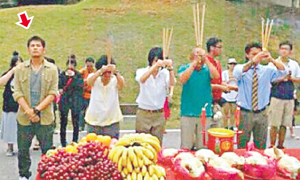 During an idol-worship ceremony before the opening of a film shoot, Chou, whose albums have sold more than 28 million copies since 2000, was photographed with his eyes closed, hands crossed, and silently praying while everyone else worship the idols with incense in their hands. It was said that he explained to the cast members that because of his Christian faith, he cannot worship other idols. <br/>Blog 