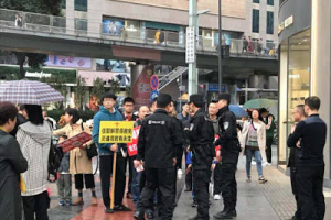 Police harass Early Rain Covenant Church members as they evangelize on the street.<br />
 <br/>(Photo: ChinaAid)