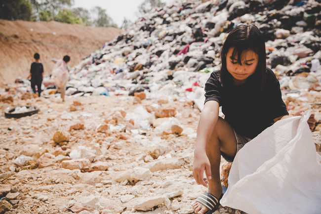 Impoverished children collecting trash to sell. (Photo: freepik@jcomp)