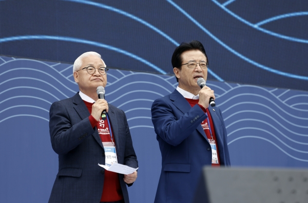 Rev. Oh of Sarang Church (right) spoke to attendants of the joint worship service in Seoul, Korea on Oct. 27, 2024. | 10.27 Joint Worship Organizing Committee