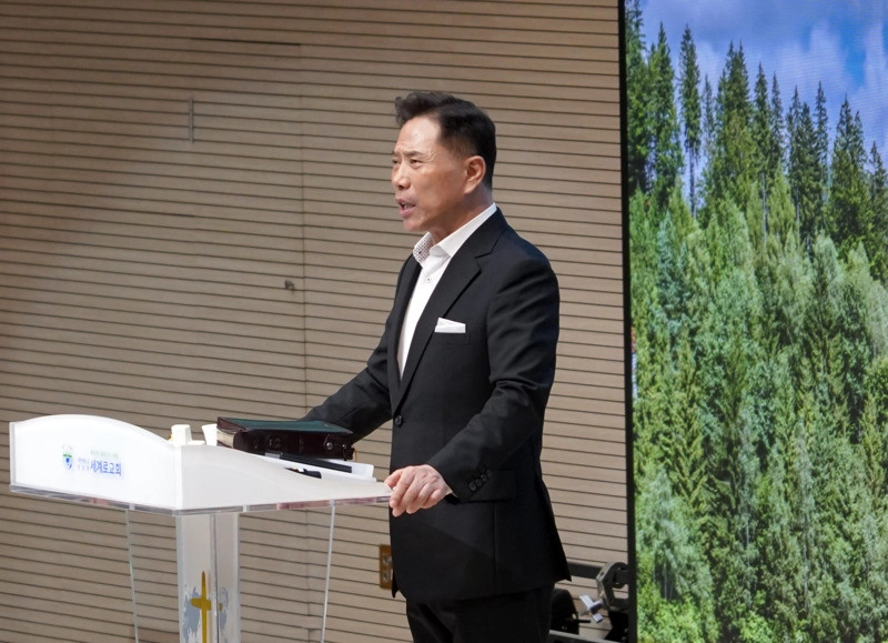 Rev. Hyun-bo Son preaches at Segero Church in Busan, Korea, where he serves as Senior Pastor. | Christian Daily International