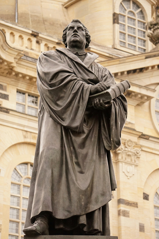 The statue of Martin Luther, holding a Bible, stands in front of the Church of Our Lady in Dresden, Germany. (Photo: Unsplash＠Lorenz Hoffmann)