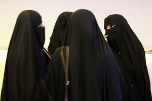 An Italian parliamentary commission approved a draft law that would ban women from wearing veils that cover their face in public. <br/>Reuters/Morteza Nikoubazl