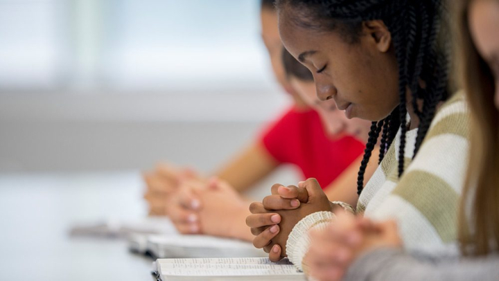 Students praying before class. (Photo/freedom forum)