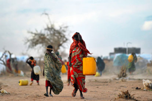 Somali refugees fetch water at the new Ifo-extension in Dadaab on July 31, 2011. <br/>AFP Photo