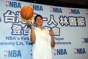 Jeremy Lin, the first Asian-American to play in the NBA, returned to Taiwan for a ten day visit at the beginning of August. <br/>Central News Agency