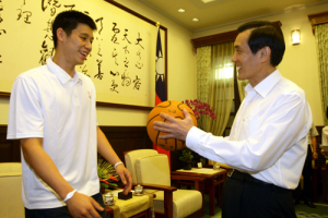 Jeremy Lin handed his autographed basketball to Taiwan’s president Ma Ying-Jou, who is also a graduate of Harvard University. They’ve spoke of the details of studying at Harvard. <br/>Central News Agency