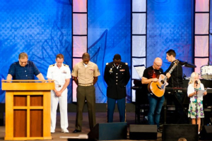 Saddleback Church Pastor Rick Warren leads congregation in prayer during special 9/11 service honoring U.S. military serving in Iraq and Afghanistan, September 10, 2011. <br/>Saddleback PICS Ministry