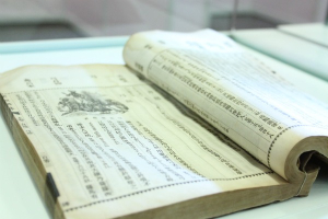 The Chinese Bible Dictionary is displayed at the traveling Chinese Bible exhibition in Washington, D.C., Sept. 29, 2011. <br/>The Christian Post / Amanda Winkler