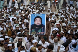 Supporters of Mumtaz Qadri gathered at a rally in Lahore, Pakistan, to condemn the death sentence handed down by the court on October 1 <br/>AP