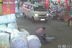 Wang Yue, Chinese toddler who was run over by two vans and ignored by passers-by while lying on the street in a pool of blood, is being rescued by a 57-year-old garbage collector. <br/>CCTV