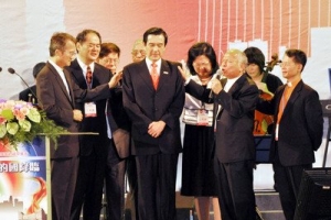 Rev. Shen-Chu Chou, Dr. Simon Hung, Rev. Shao-En Ko, and four other pastors placed their hands on Taiwan's President Ma Ying-Jou during the 11th National Prayer Breakfast on October 15th, 2011. <br/>CNA-News 