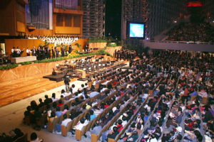 On the night of October 22, influential evangelist Zhang Boli preached to around 3,000 people at the Crystal Cathedral in Garden Grove, Los Angeles. The 2,800 seating capacity building was filled to the max, so an outdoor tent was setup to accommodate 700 more attendants. <br/>Conference Photographer/Alan Pan 