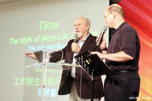 World famous market place mentor R. Paul Stevens (Left) speaks on time management from the biblical perspective, and Rev. Jamie Hudson Taylor IV did the translation from English to Mandarin. <br/>CEF