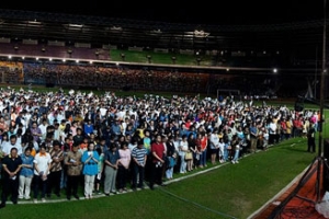 Over the course of four-day evangelistic outreach, over 30,000 people each day heard the message of the gospel preached by the Indonesian-Chinese evangelist Rev. Stephen Tong at Jakarta football stadium. <br/>STEMI