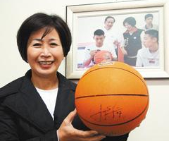 New York Knicks' Jeremy Lin's aunt is shown here holding the basketball autographed by Lin and was auctioned off at a final bid of 300,300 NTD or roughly $12,000. <br/>United Daily News 