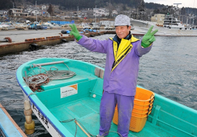 World Vision sponsored fishermen co-ops to purchase small boats and equipments for fishing and raising seaweeds, helping the fishermen to rebuilt their lives <br/>World Vision Hong Kong 