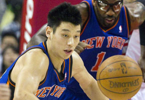 New York Knicks Jeremy Lin chases a loose ball in the first half of their NBA basketball game against the Toronto Raptors in Toronto March 23, 2012. REUTERS/Fred Thornhill <br/>Reuters