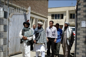 Taliban representatives Mullah Bashir (L) and Mullah Nasrullah (2L) walk with officials as they leave the Afghan Red Crescent Society of Ghazni province compound in Ghazni, 11 August. New talks Thursday between Afghanistan's hardline Taliban and South Korean negotiators trying to free 19 hostages ended in deadlock. <br/>.(Photo:AFP/Mohammad Yaqubi)